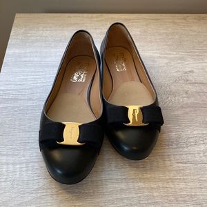 Salvatore Ferragamo Varina Flats in Nero 7.5C